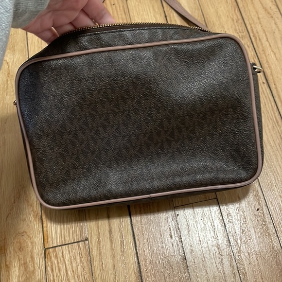 Michael kors cross body purse - Picture 3 of 9